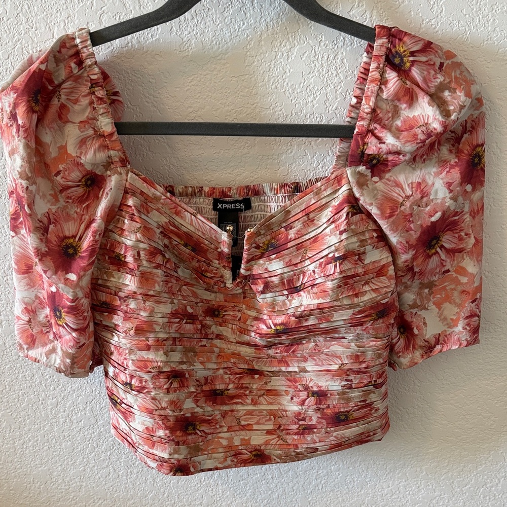 NWT. Cropped Express Pink Floral Ruched Blouse